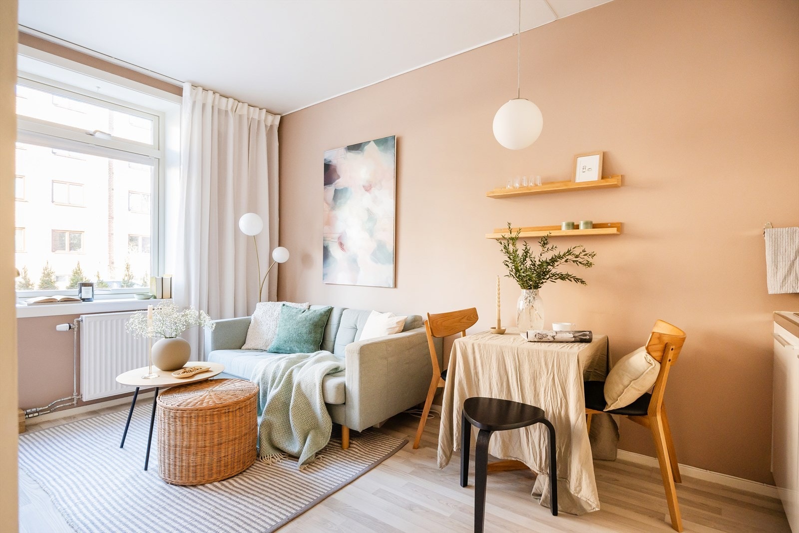 God plass til sofagruppe og spisebord i tilknytning til kjøkkenet. Galleribilde