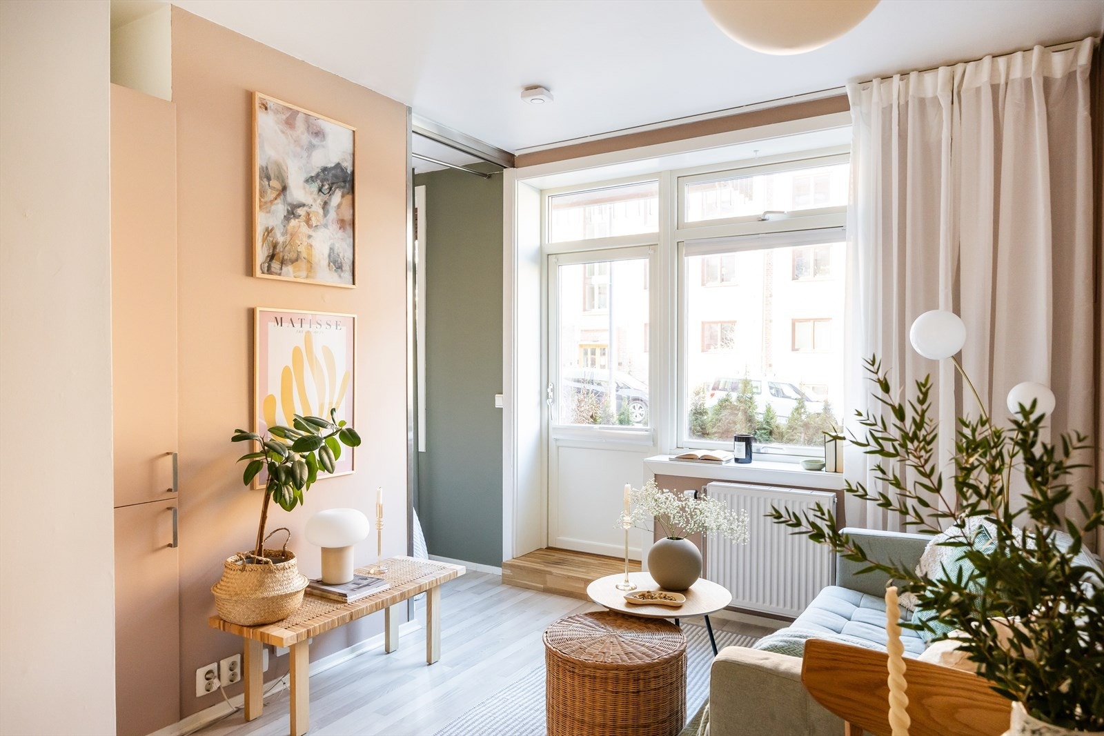 Leiligheten har store vindusflater som slipper inn rikelig med naturlig lys og skaper en hyggelig atmosfære Galleribilde