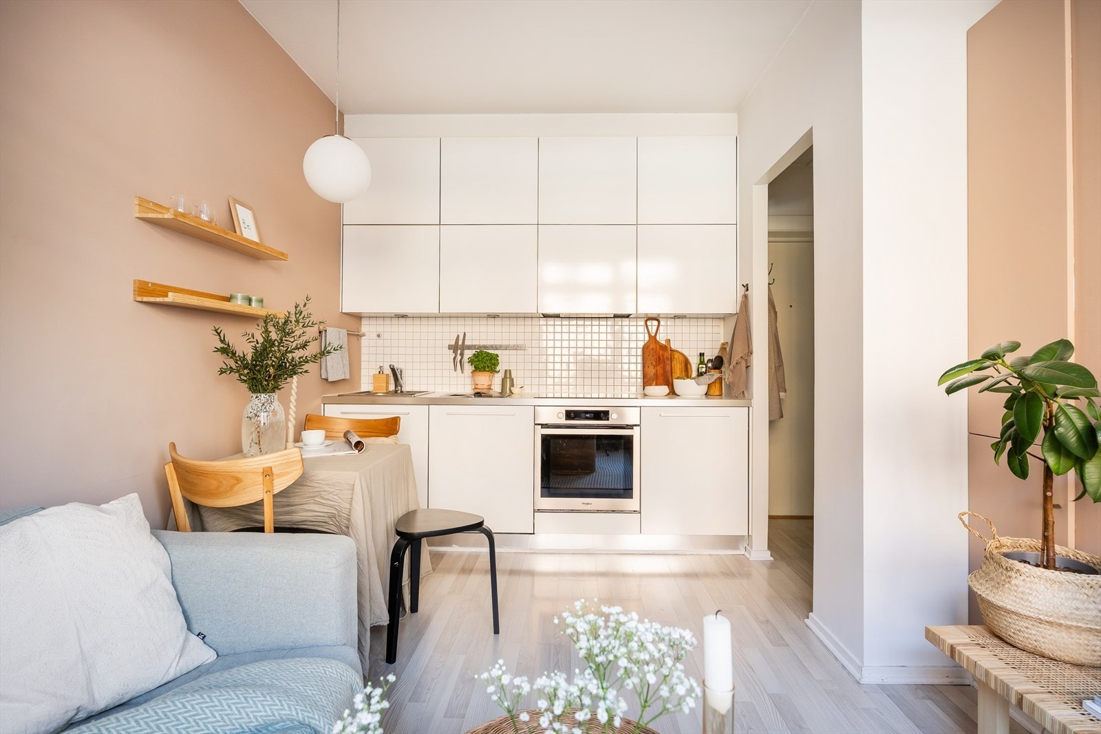 Leiligheten er malt i delikate og moderne farger Galleribilde