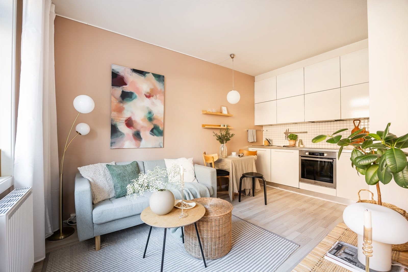 Leiligheten har en arealsmart planløsning med åpen stue -og kjøkkenløsning. Galleribilde