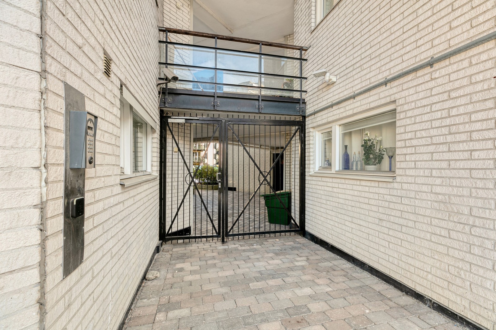 Det er overbygget adkomst til leiligheten i 5. etasje Galleribilde