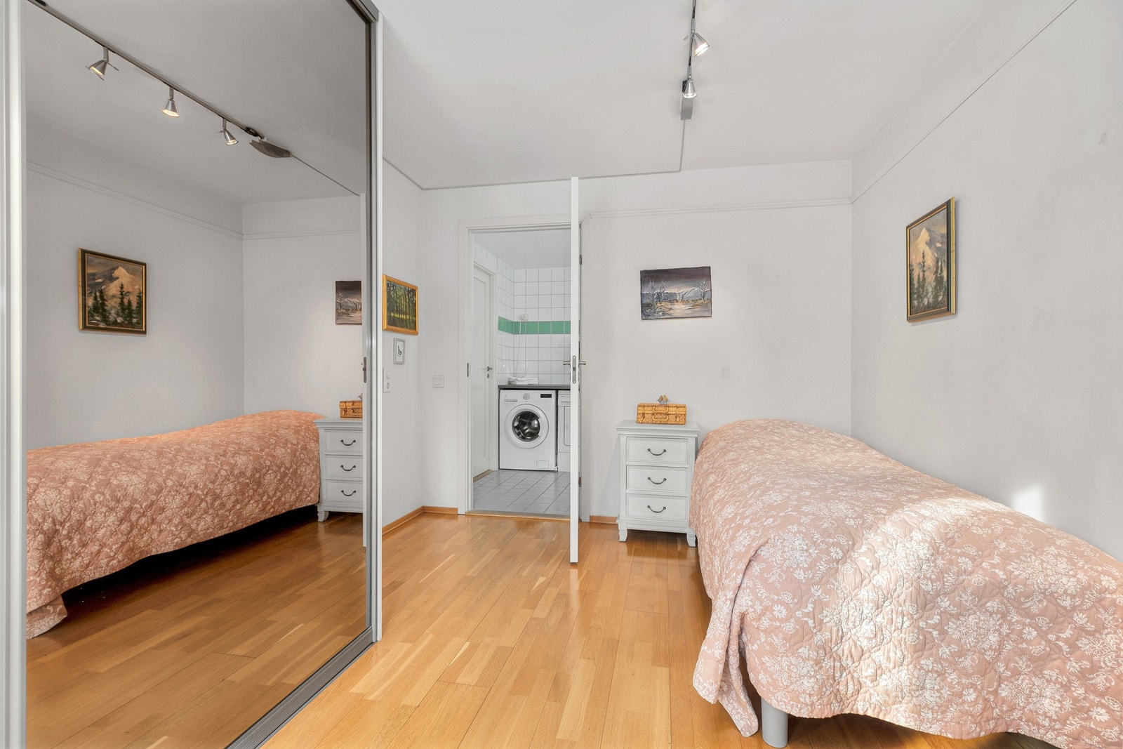 Hovedsoverom er innredet med skyvedørsgarderobe, soveromsmøbel og enkeltseng/dobbeltseng. Galleribilde