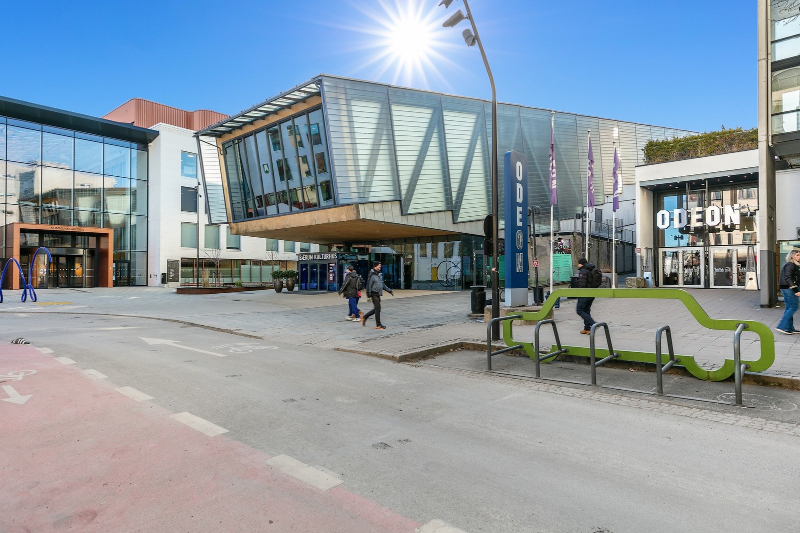 Claude Monets alle inkluderer kulturelle tilbud som Bærum kulturhus, moderne kino og nyoppført kommunehus Galleribilde