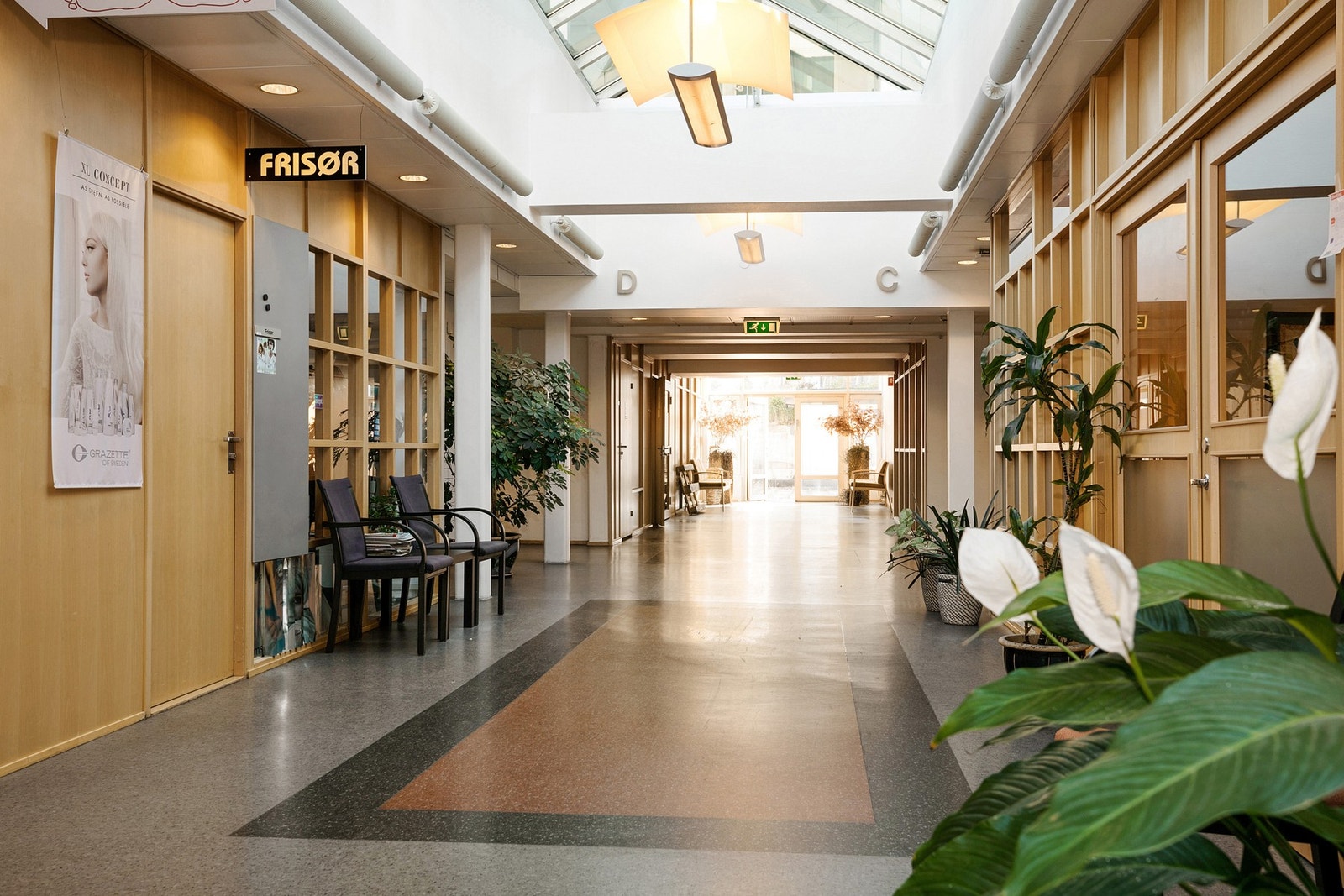 Tjenester som frisør og fotpleie finnes i samme bygg Galleribilde