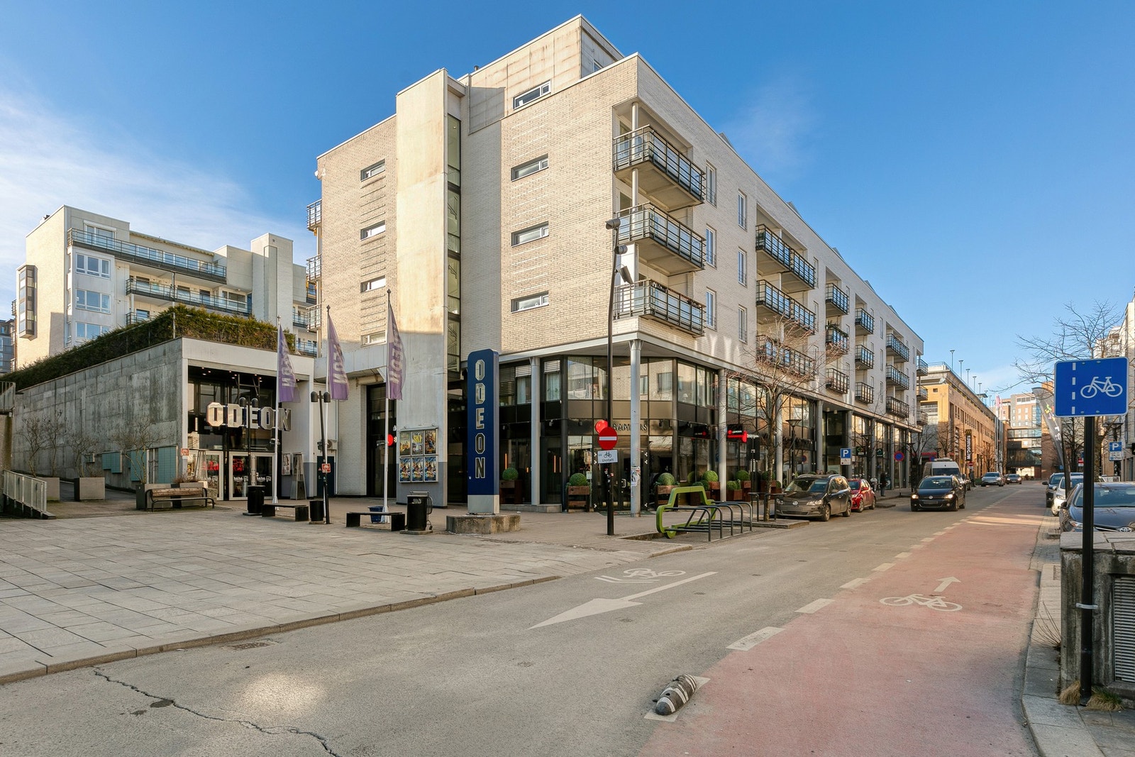 Leiligheten ligger luftig og skjermet til over den livlige handlegaten i Sandvika sentrum Galleribilde