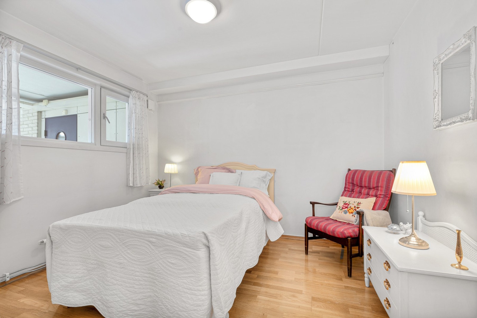 Et soverom nummer 2 har adkomst fra gang, og vindu vendende mot inngangsparti. Galleribilde