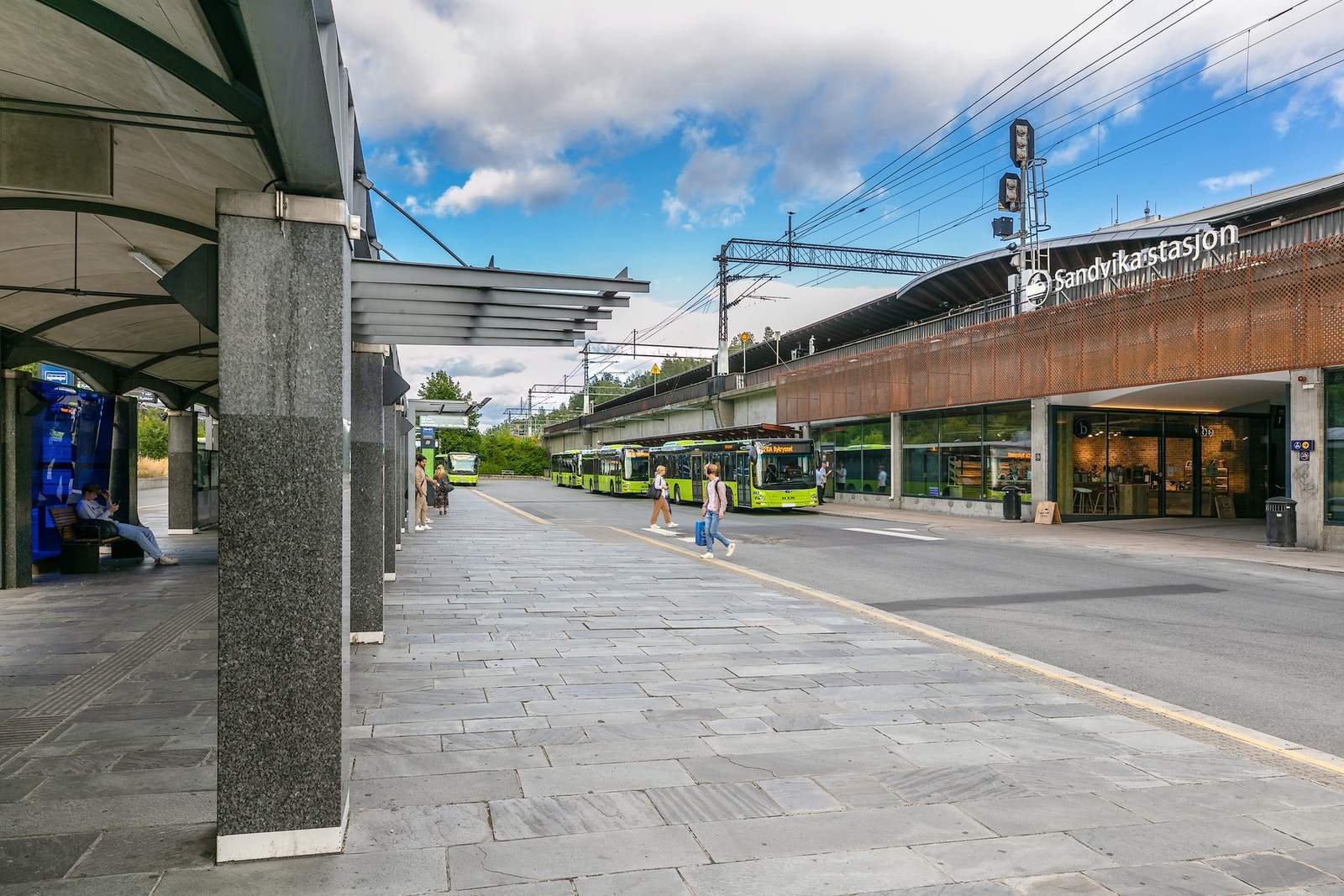Det er omkring 5 min gange til kollektivtransport med bussterminal og tog/flytog med 15 minutters reisevei til Oslo Galleribilde
