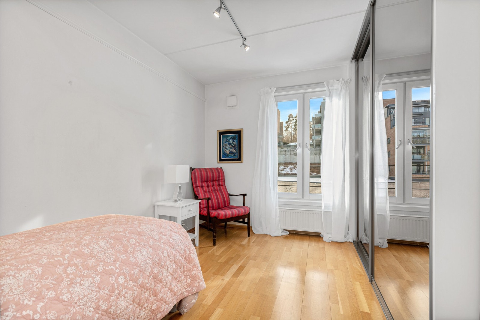 Hovedsoverom har inngang fra stue og direkte adkomst til bad. Vindu vender mot balkongsiden. Galleribilde