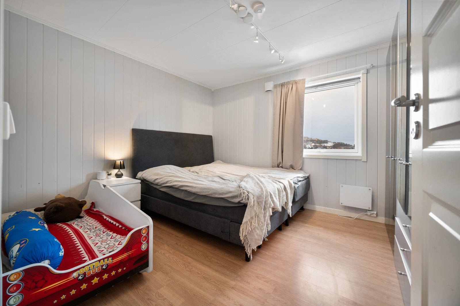 Hovedsoverommet har overflater i behagelige fargetoner Galleribilde