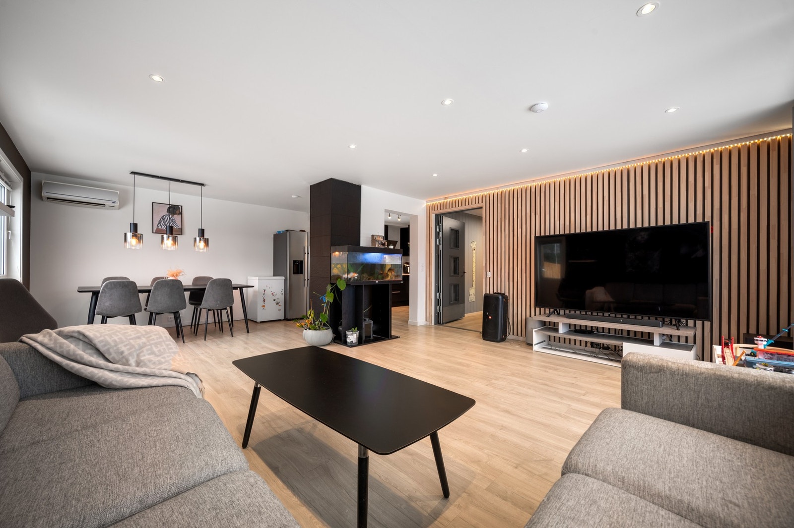 Spilevegger og belysning med spotlights i tak setter et moderne preg Galleribilde