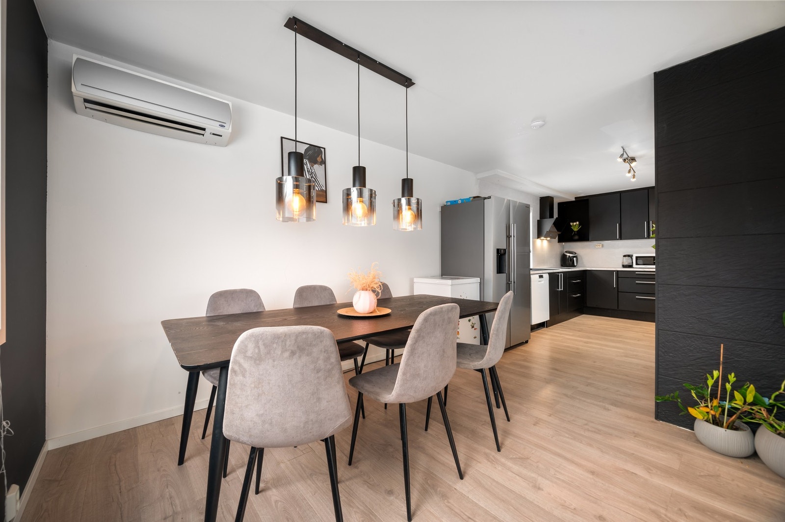 I tillegg til behagelig gulvvarme er det varmepumpe som sørger for at du alltid har den perfekte innetemperaturen! Galleribilde