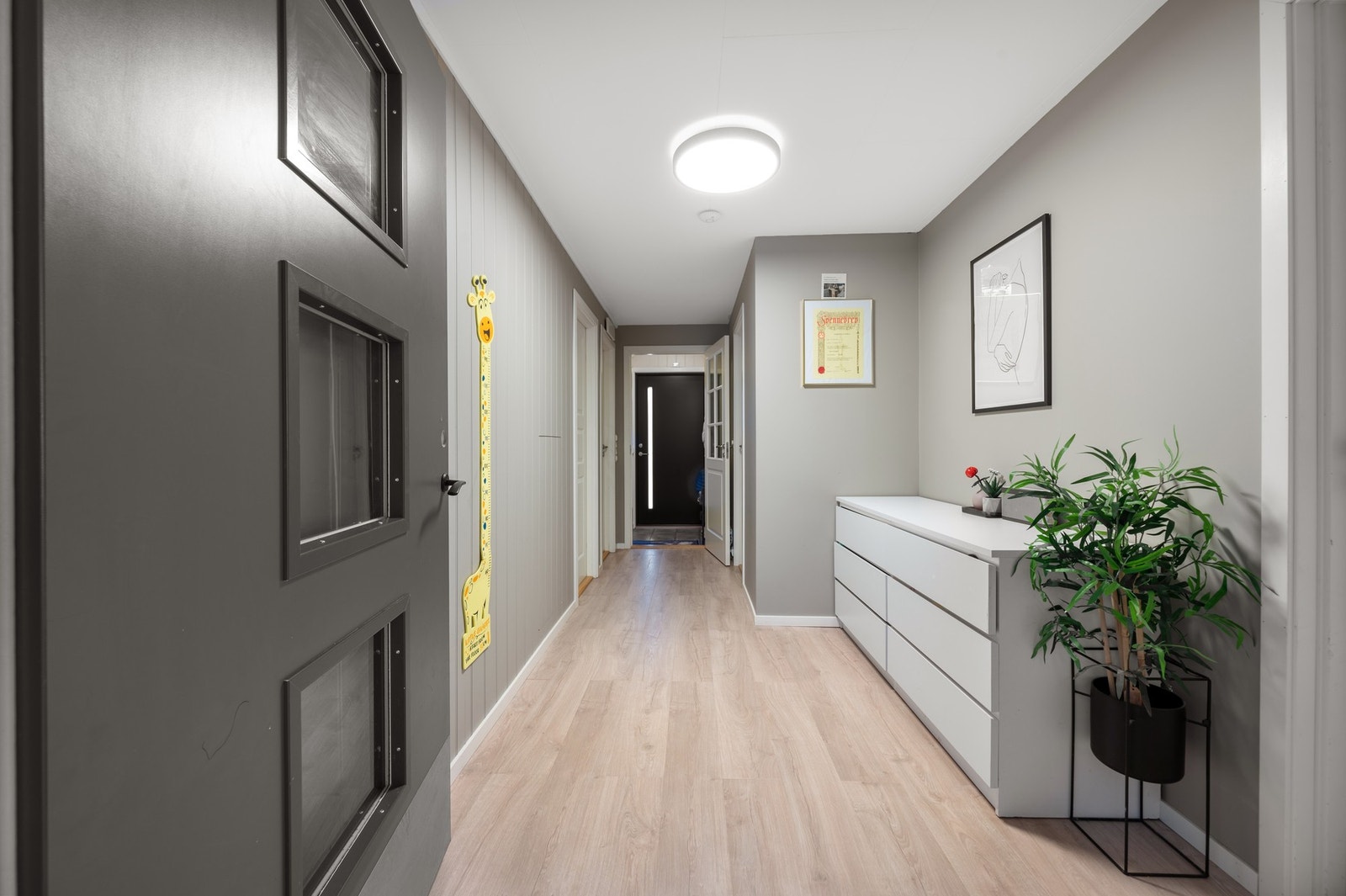 Gjennomførte stil med pene overflater i hele hovedetasjen Galleribilde