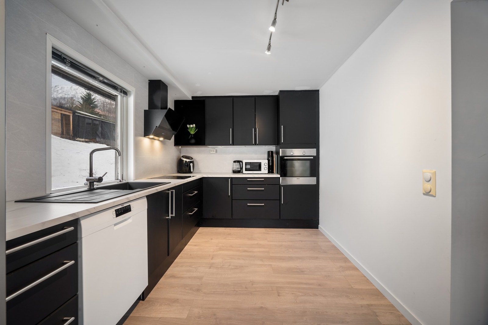 Det er ny benkeplate og vask fra 2024 Galleribilde