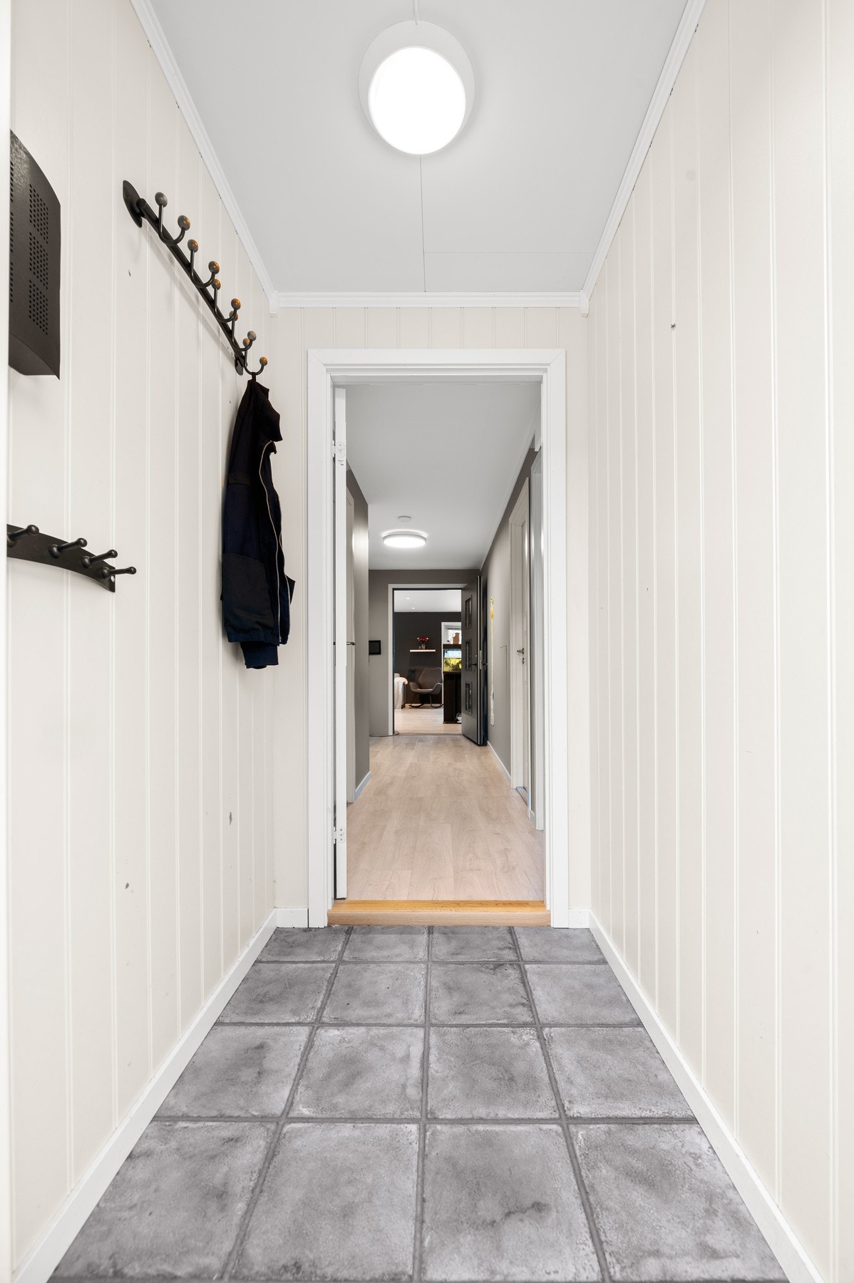 Flislagt vindfang med knagger for oppheng av yttertøy Galleribilde