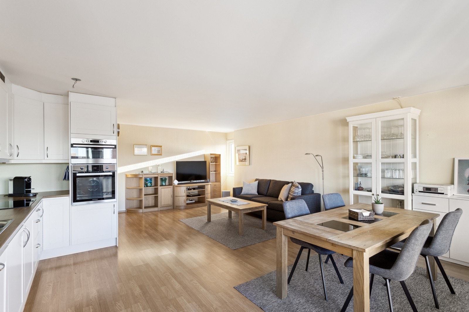 Stuen er romslig og har god plass til både sofa og spisebord. Galleribilde