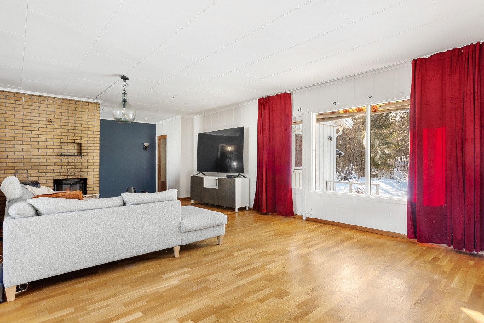 God plass til stor sofa i tv-stuen Galleribilde