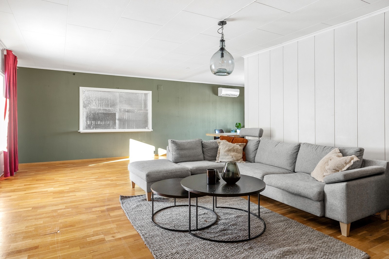 Lys og trivelig stue med store vindusflater Galleribilde