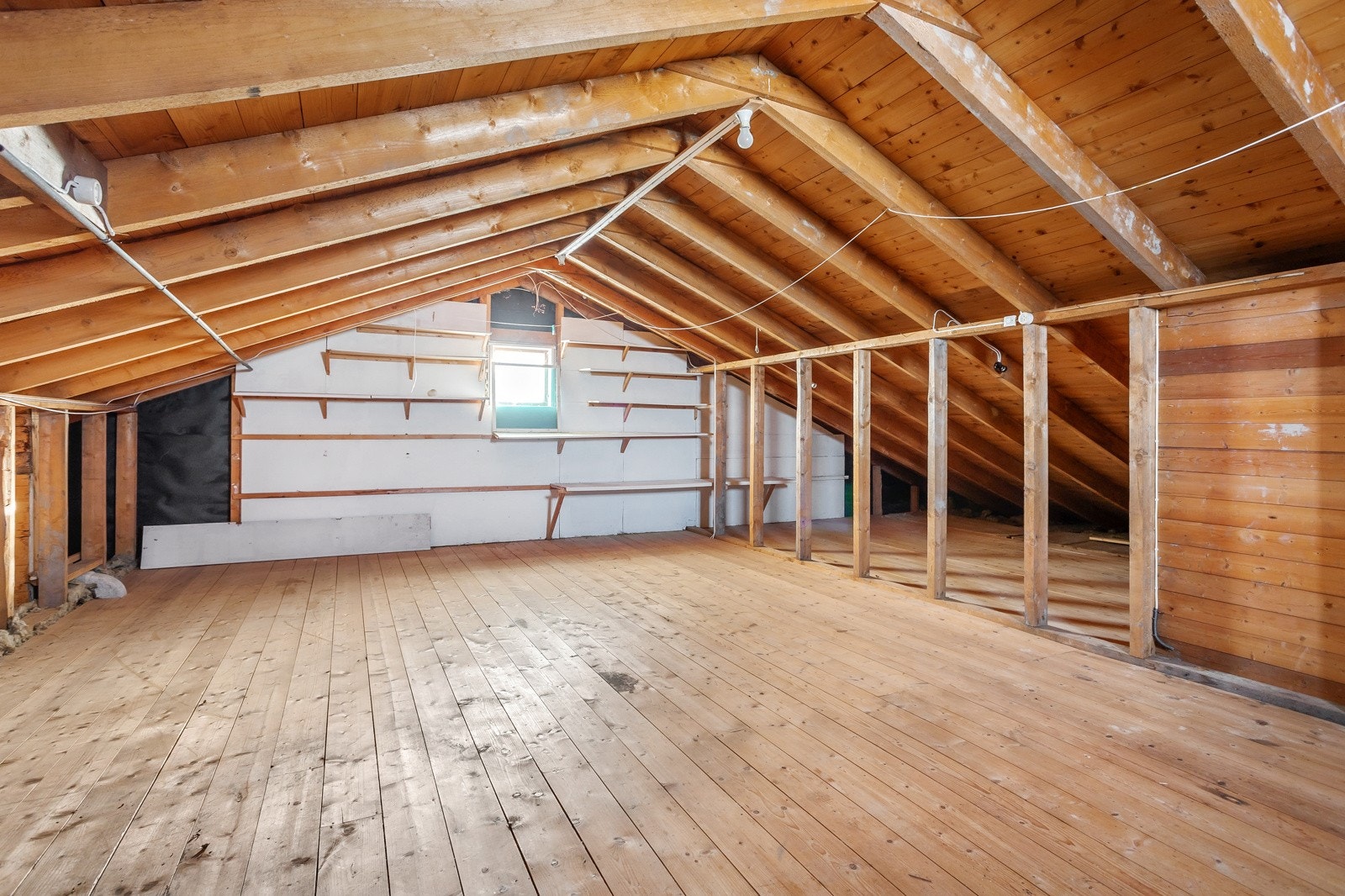 Stort loft med svært god lagringsplass - Potensiale på loftet Galleribilde