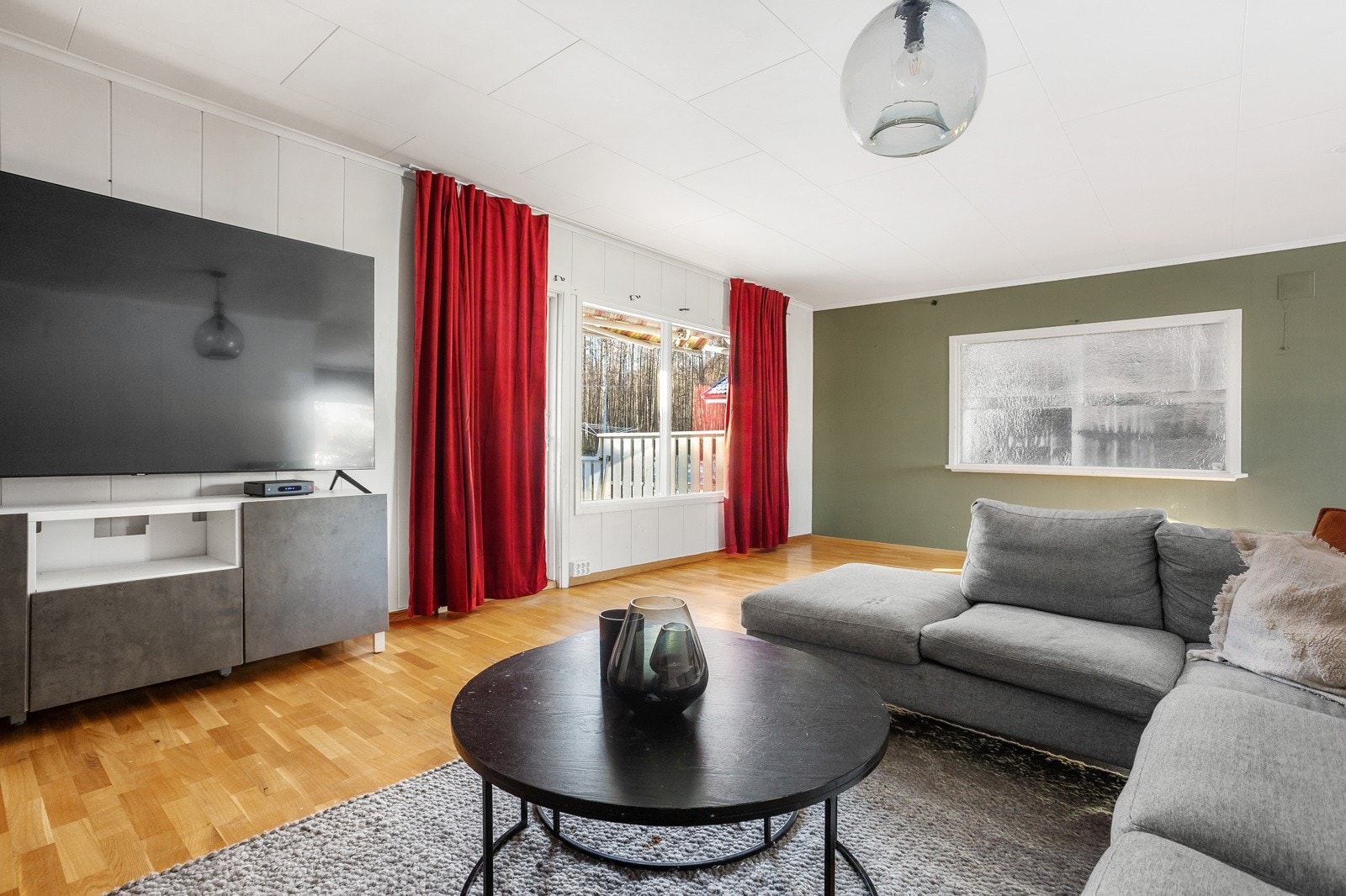 Flott utsyn fra stuen ut i hagen Galleribilde