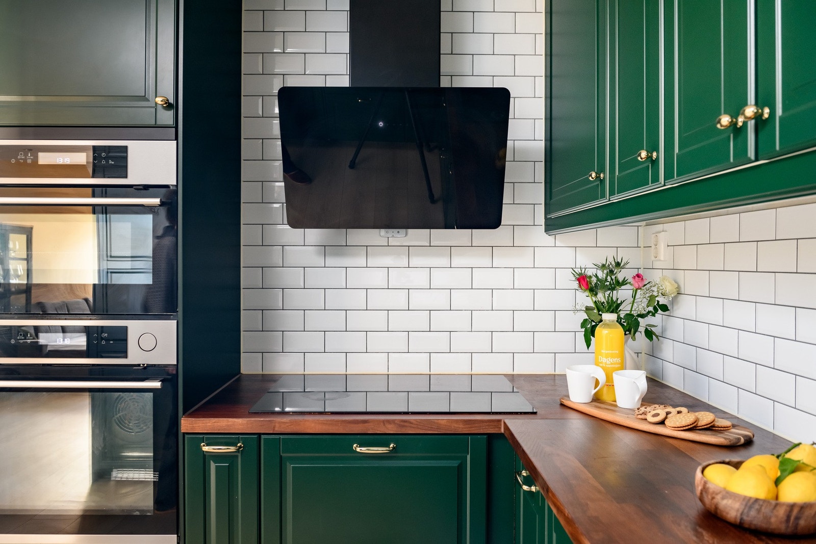 Det hele er gjennomført elegant med messinghåndtak, kran i nostalgisk stil og hvite metrofliser over benk. Galleribilde