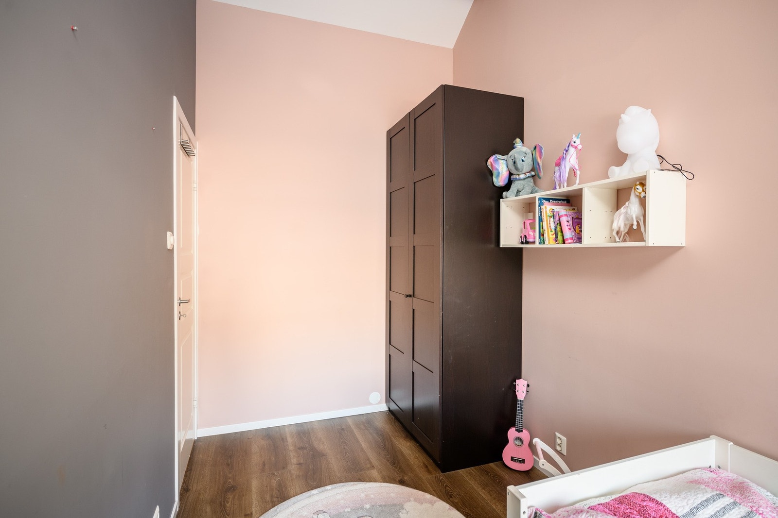 Boligen har to luftige soverom i andre etasje og to soverom i underetasjen. Galleribilde