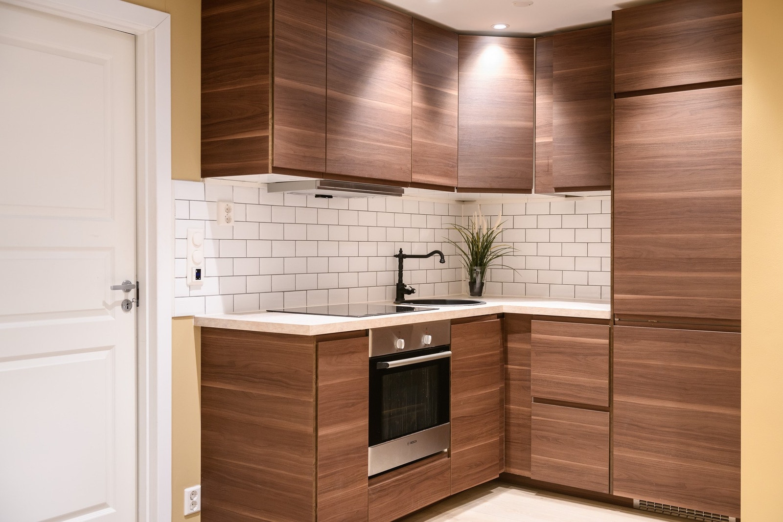 Kjøkkenet har integrert stekeovn, platetopp og kjøl/frys. Et innredet rom som dette gir ekstra fleksibilitet. Galleribilde