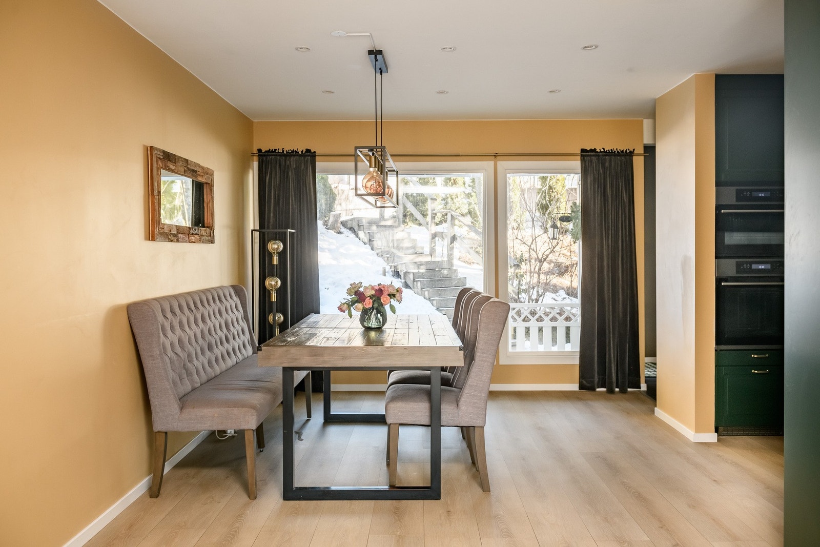 Rommet ligger åpent mot stuen og delvis til entreen. Store, østvendte vinduer vender mot inngangspartiet. Galleribilde