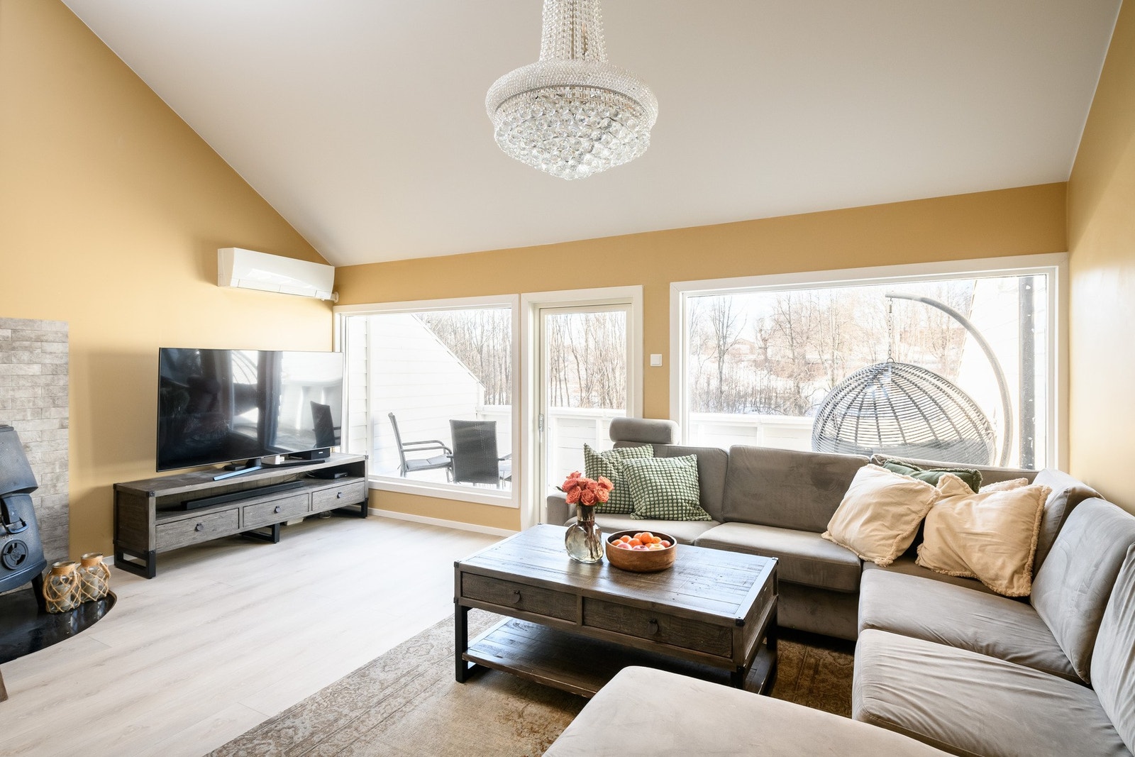 Stuen er gjennomgående med meget god takhøyde, samt mye lys inn slipp fra store vindus flater Galleribilde