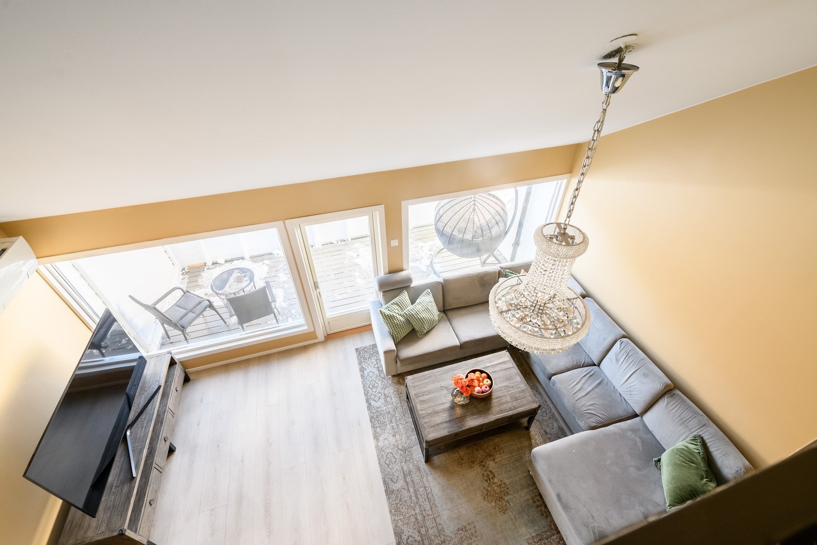 Den luftige stuen har takhøyde opp til 4,31 meter under mønet og åpent galleri mot andre etasje. Galleribilde