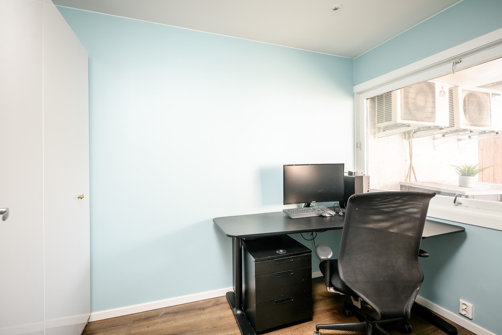 Underetasjen har to gode soverom med pene overflater, garderobeskap og vestvendte vinduer. Galleribilde