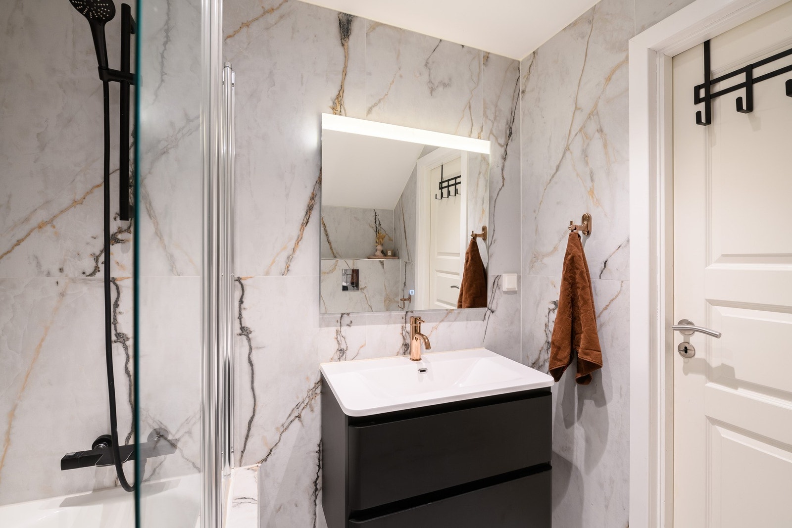 Badet i 2. etg. ble overflateoppusset i 2020 og fikk en ny, stilig innredning, lekre fliser og regnfallsdusj i badekar Galleribilde