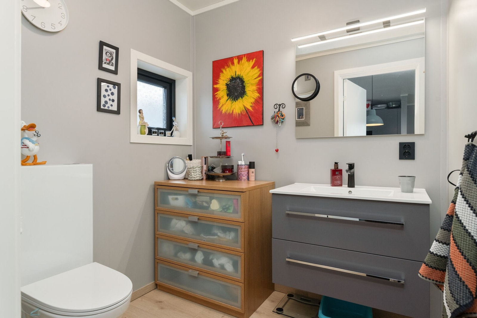 Toalettrom i 2. etasje med servant på skuffeseksjon og veggmontert wc. Galleribilde