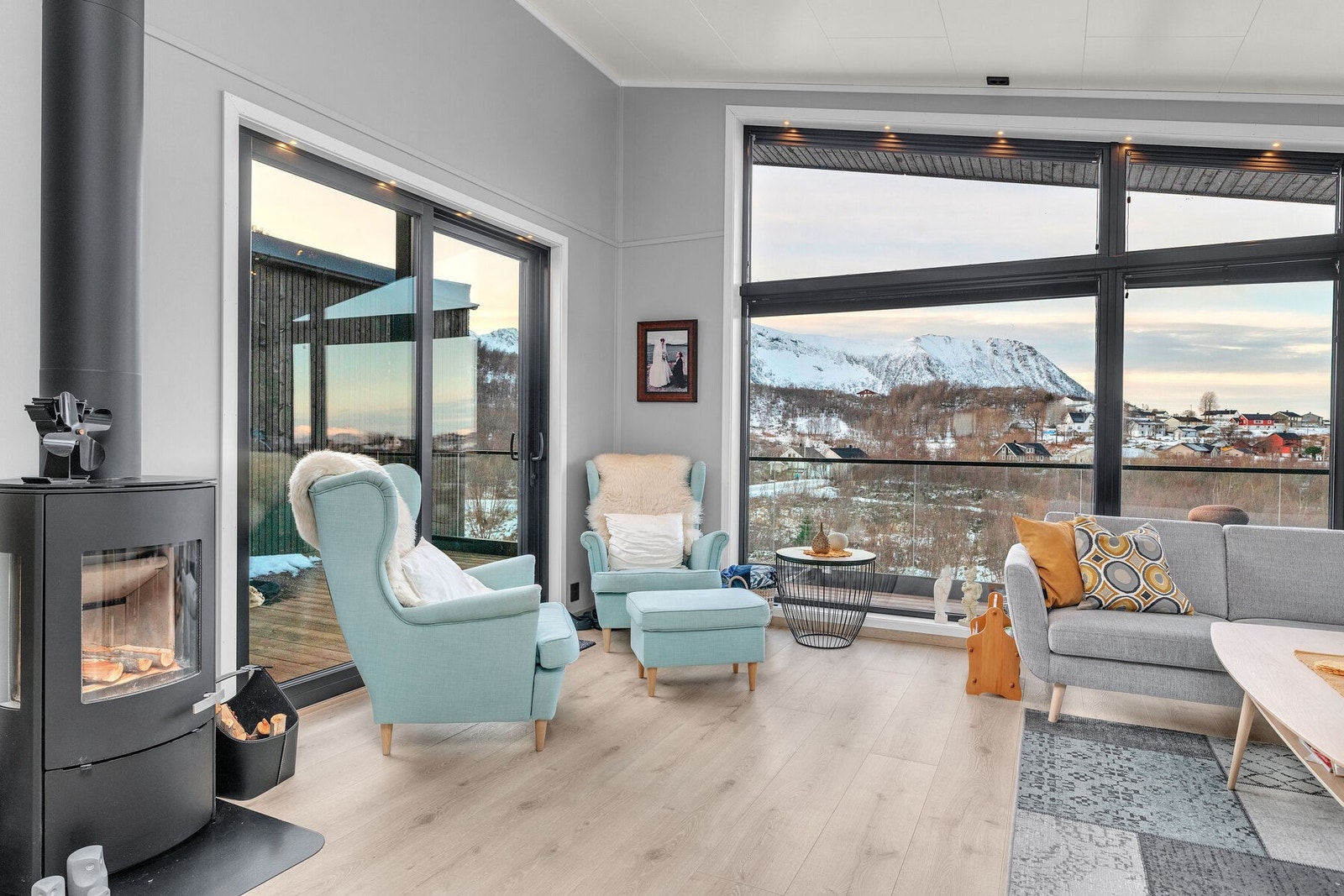 Store vindusflater sørger for naturlig lysinnslipp og flott utsikt. Vedfyring for varme og kos på kalde dager. Galleribilde