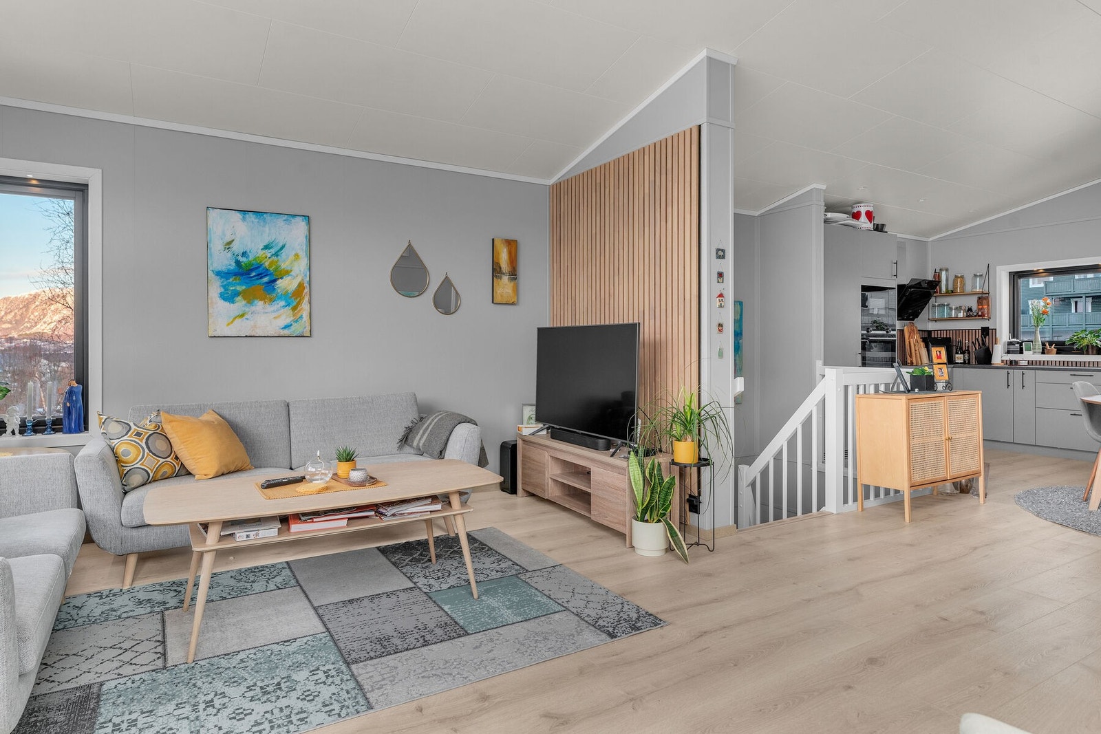 Stue og kjøkken i åpen løsning gir en åpen og meget god romfølelse. Galleribilde