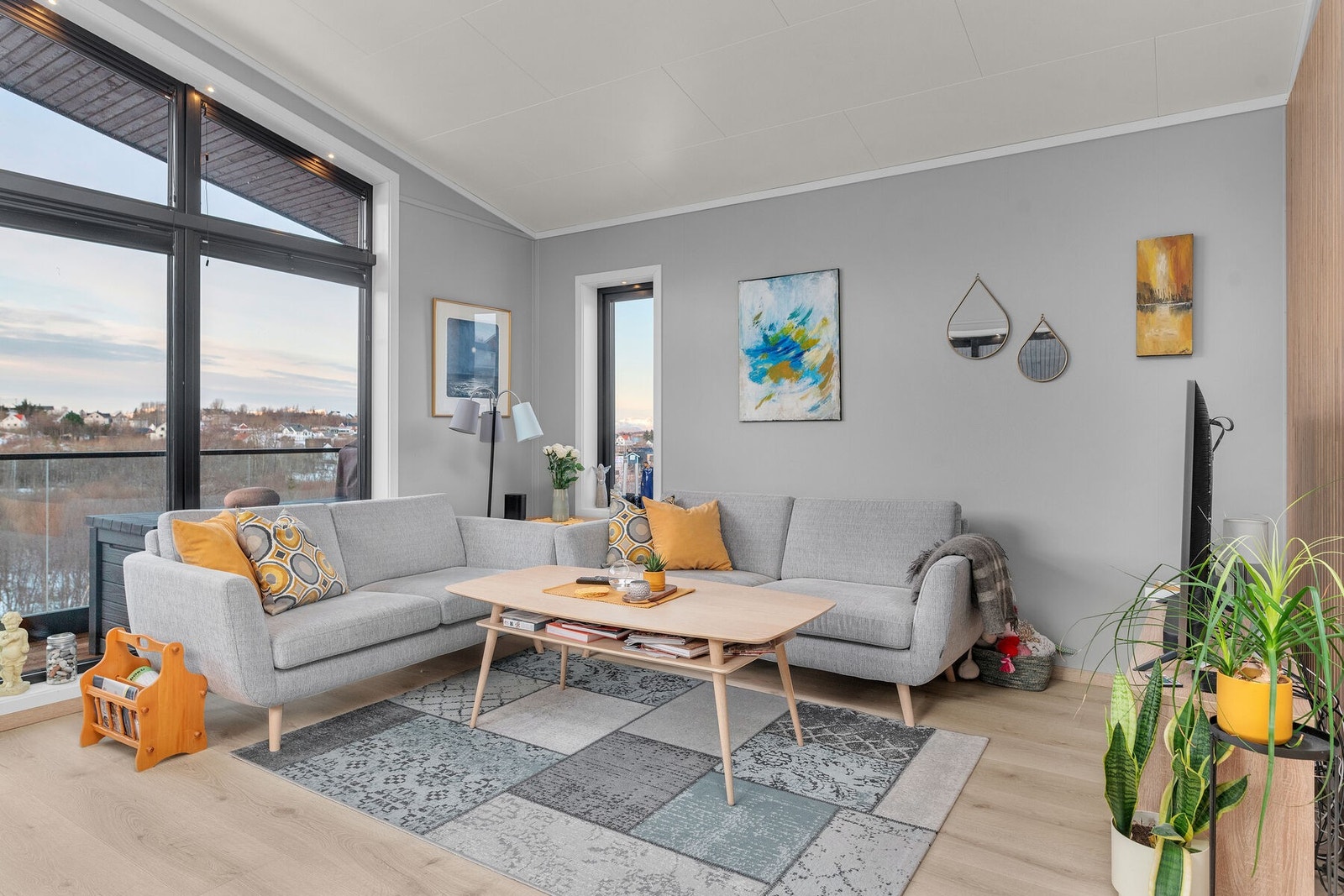 Hyggelig stue med god plass til sofagruppe. Spotbelysning i vinduene er en pen detalj. Galleribilde