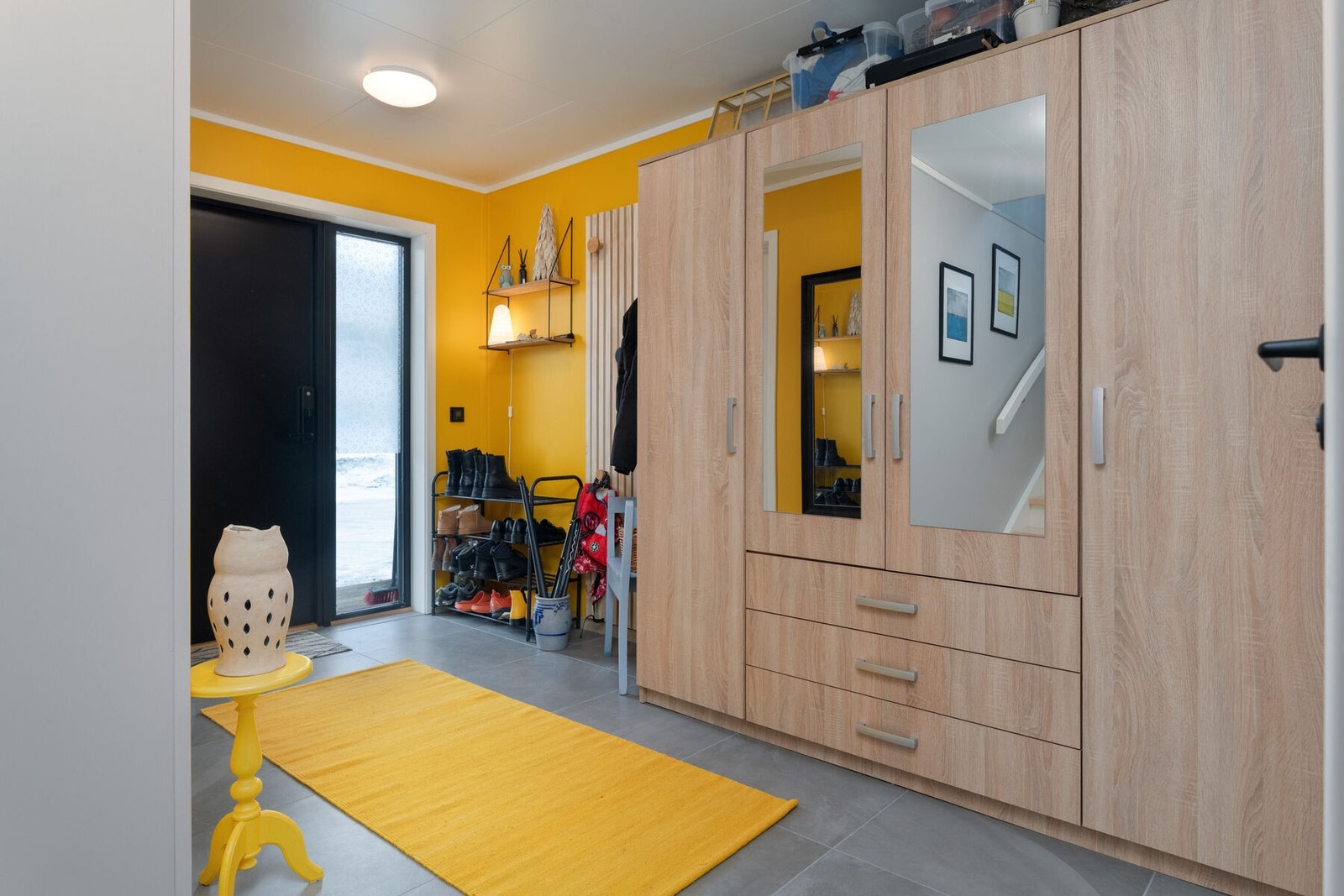 Entréen har god plass til oppbevaring av yttertøy og sko. Galleribilde