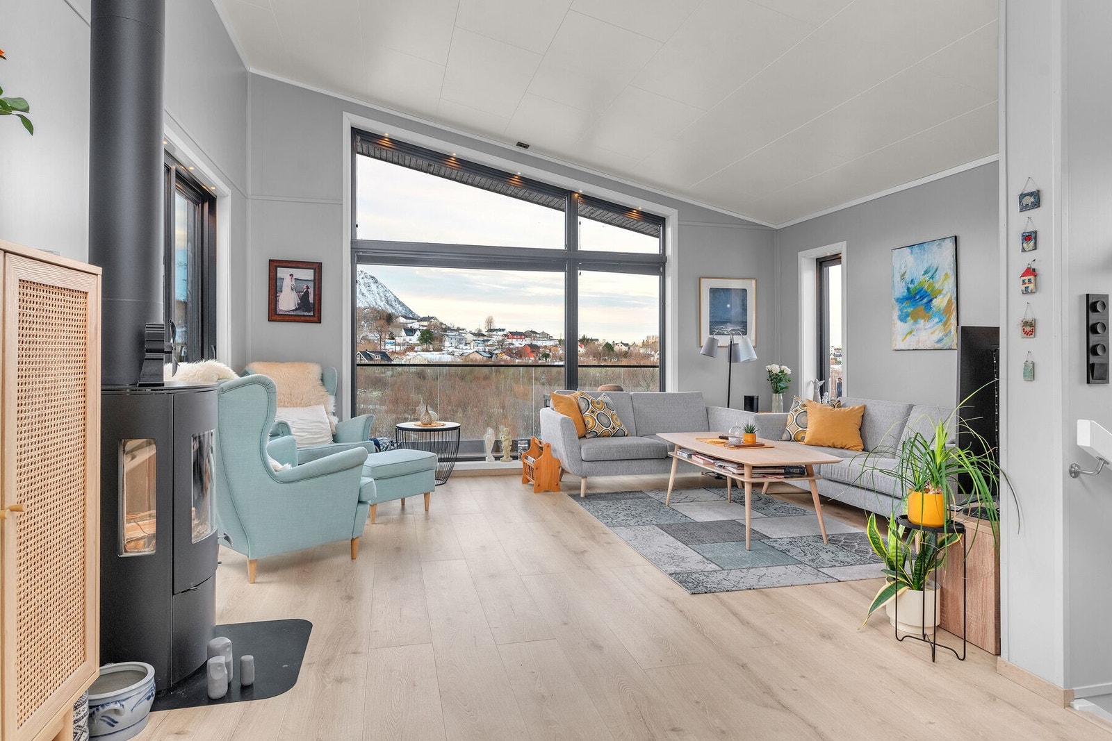 Lekkert rekkehus fra 2022 med 3 soverom, carport og to terrasser. Solåpen tomt med gode utsiktsforhold. Galleribilde