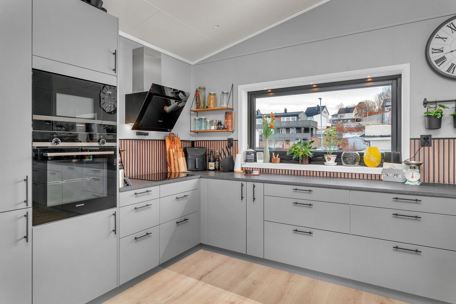 Moderne, stilrent kjøkken med integrerte hvitevarer. Galleribilde