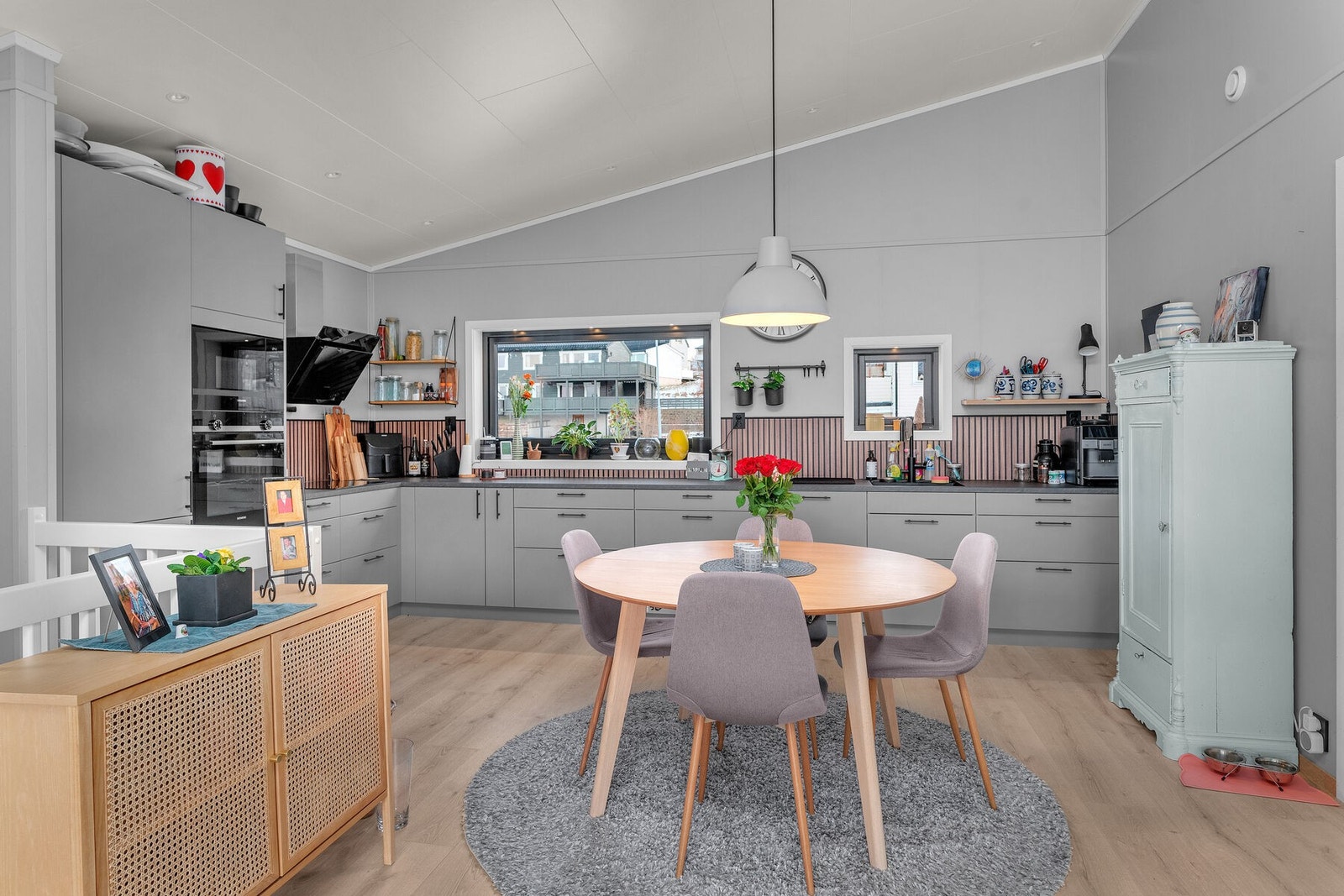 Ved kjøkkenet er det plass til spisebord. Galleribilde