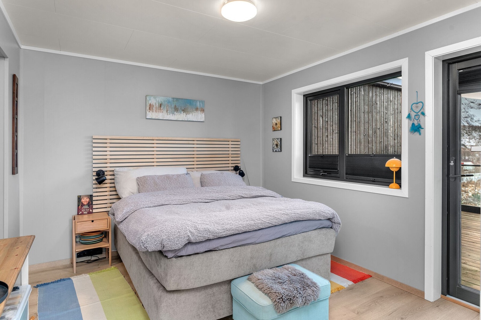 Hovedsoverommet ligger i 2. etasje og har utgang til balkongen. Galleribilde