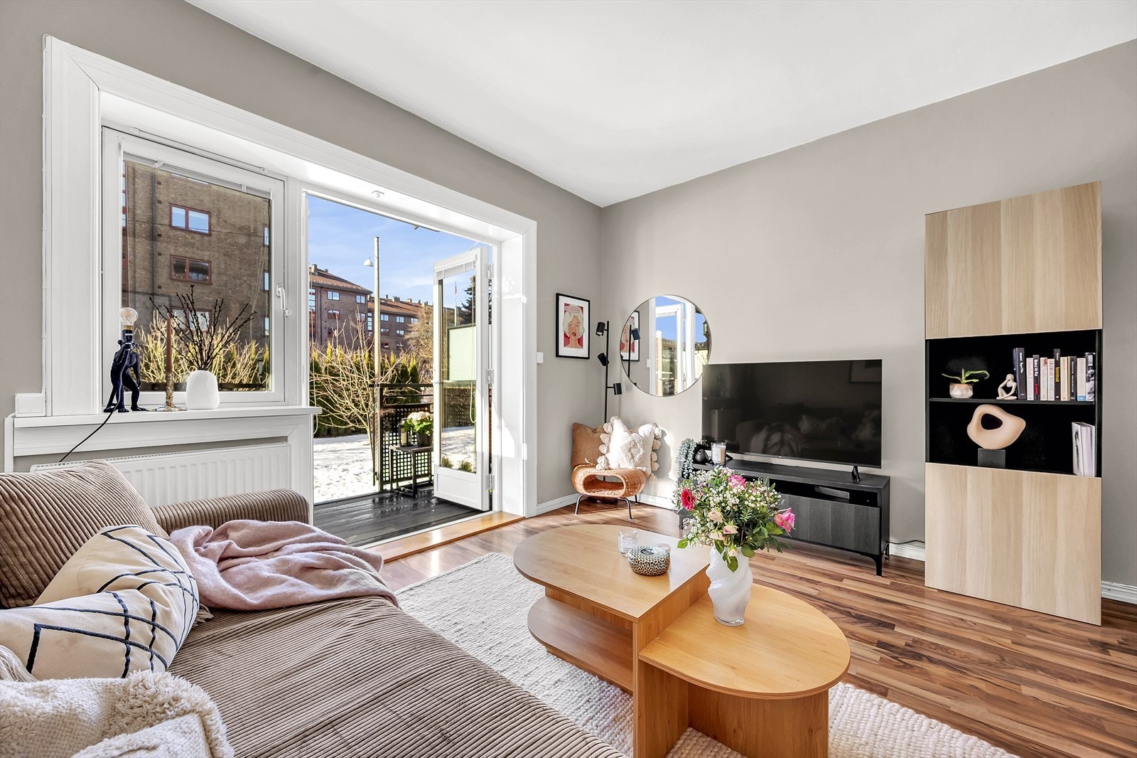 Leiligheten er utstyrt med vinduer med 3-lags isolerglass, produsert i 2014, som bidrar til bedre energieffektivitet og lydisolasjon, samtidig som de sikrer et behagelig inneklima året rundt. Galleribilde