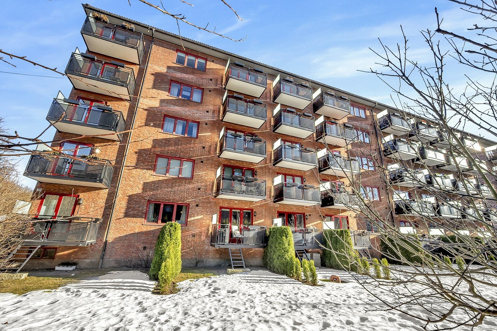 Dette borettslaget tilbyr sykkelboder i hver blokk, en skismørebod i Maridalsveien 227 C, og to gjesteleiligheter til utleie. Videre har det velferdslokale til utleie i Maridalsveien 229 og tilbyr flere terrasser, grillplasser, og et bordtennisbord. Galleribilde