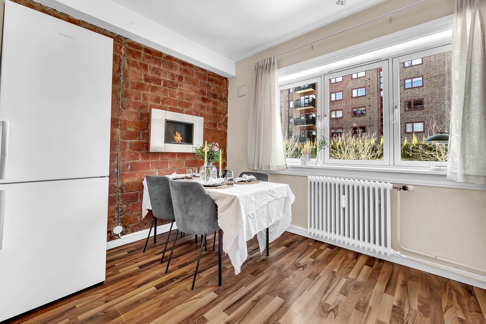 Kjøkkenet har en teglsteinsvegg, som gir leiligheten et unikt og karakteristisk preg. Galleribilde