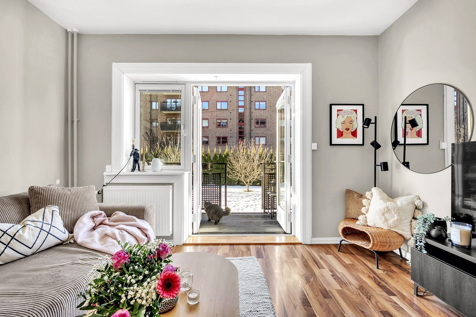 På varme vår- og sommerdager blir den en naturlig forlengelse av stuen - perfekt for avslappende stunder eller sosiale sammenkomster. Galleribilde