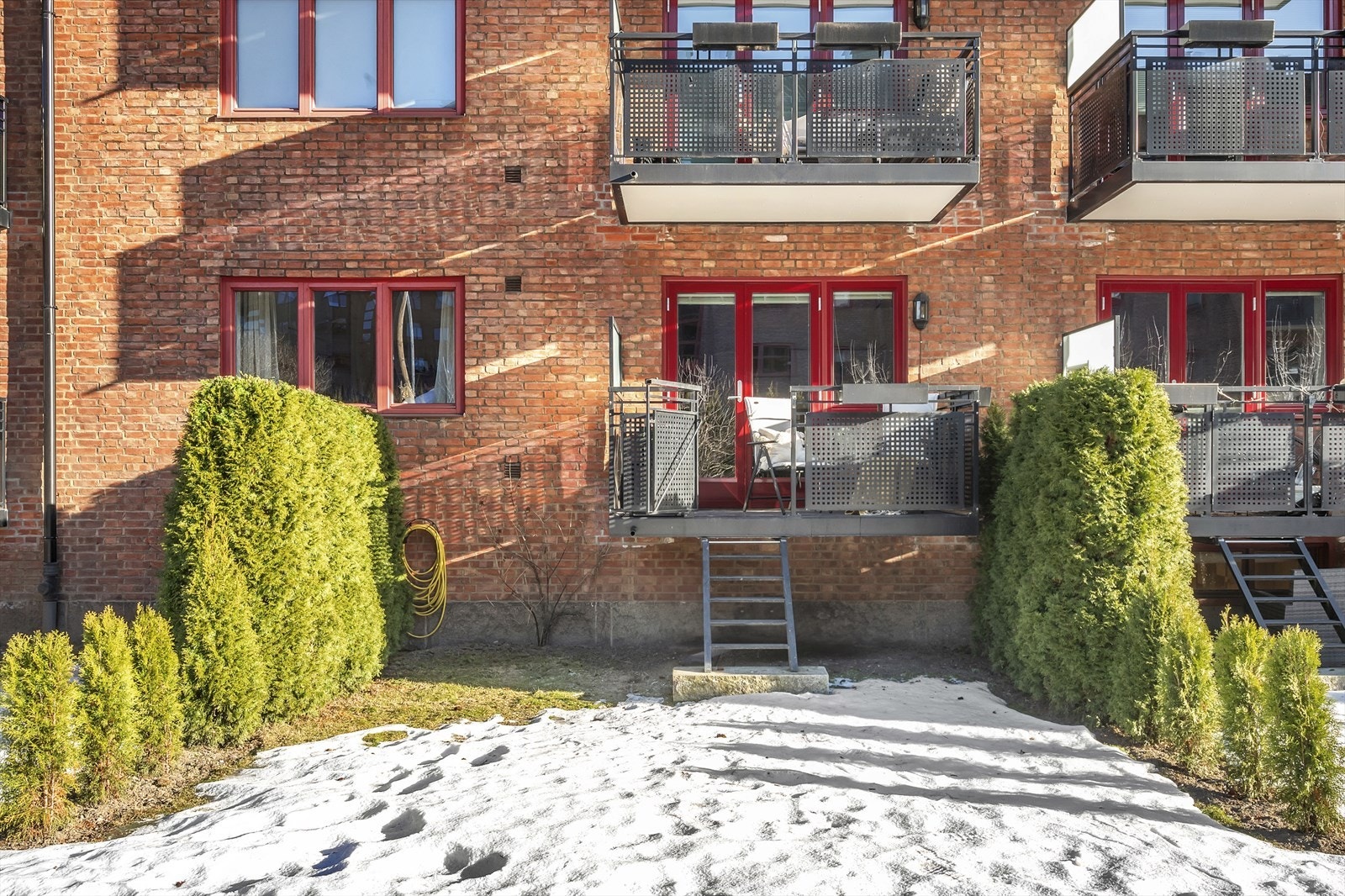 Balkongen har også direkte tilgang til den felles hagen, som gir gode muligheter for utendørsaktiviteter og avslapning. Galleribilde