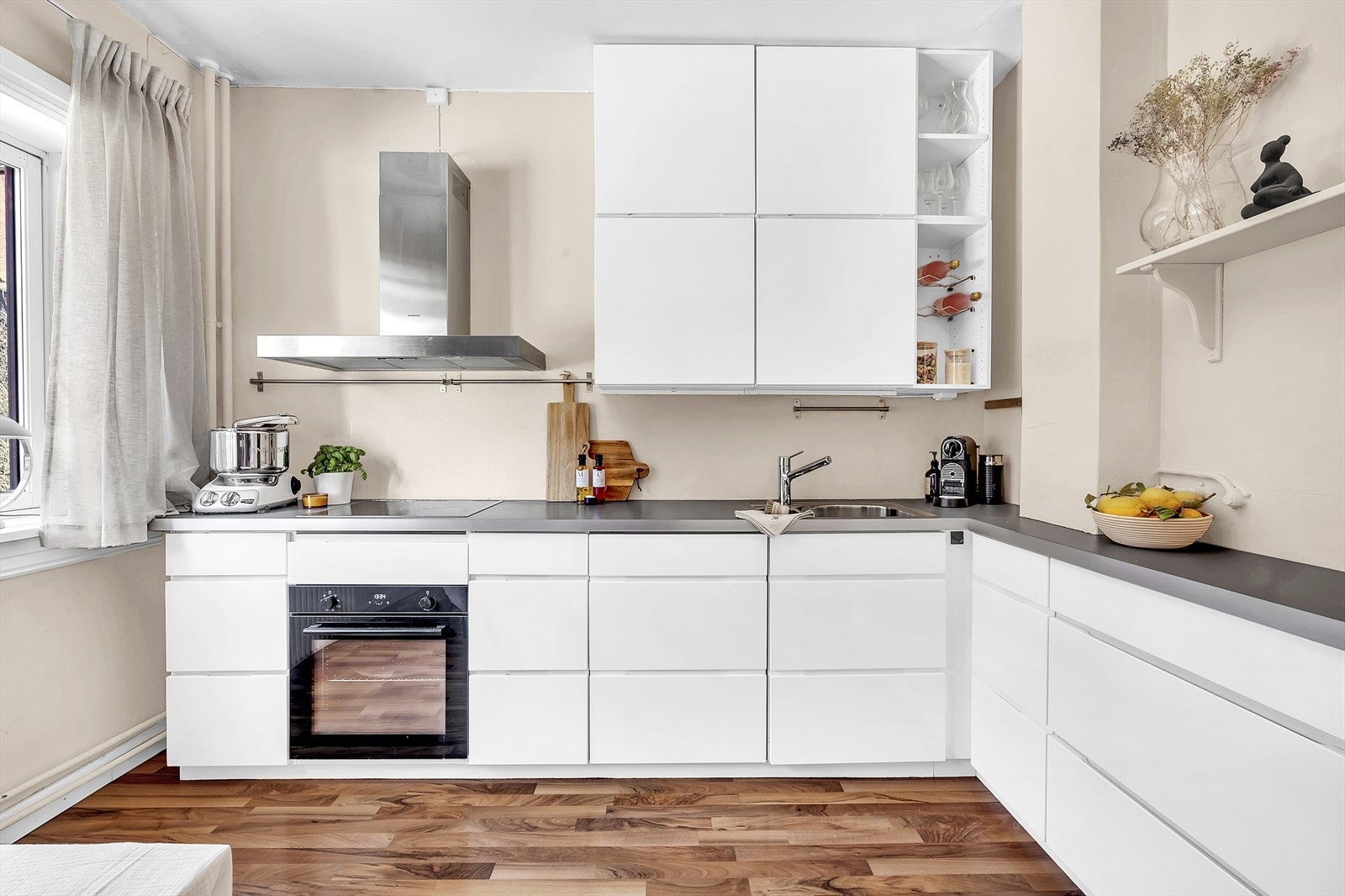 Kjøkkenet er utstyrt med integrert induksjonstopp, stekeovn og oppvaskmaskin, samt kullfilterventilator over kokeplassen. Galleribilde