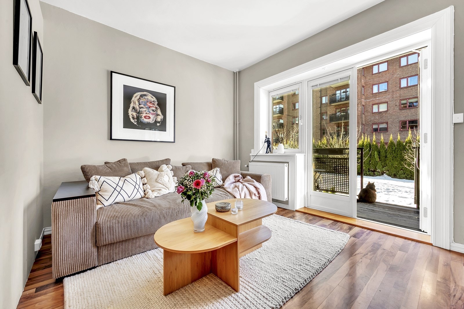 Gulvet er belagt med laminat, og veggene er malt i delikate, behagelige fargetoner. Galleribilde