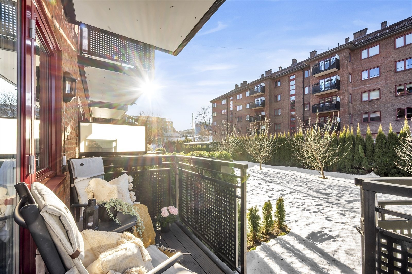 Leiligheten har en solrik vestvendt balkong på ca. 4 m², med direkte tilgang til en romslig, grønn hage. Galleribilde