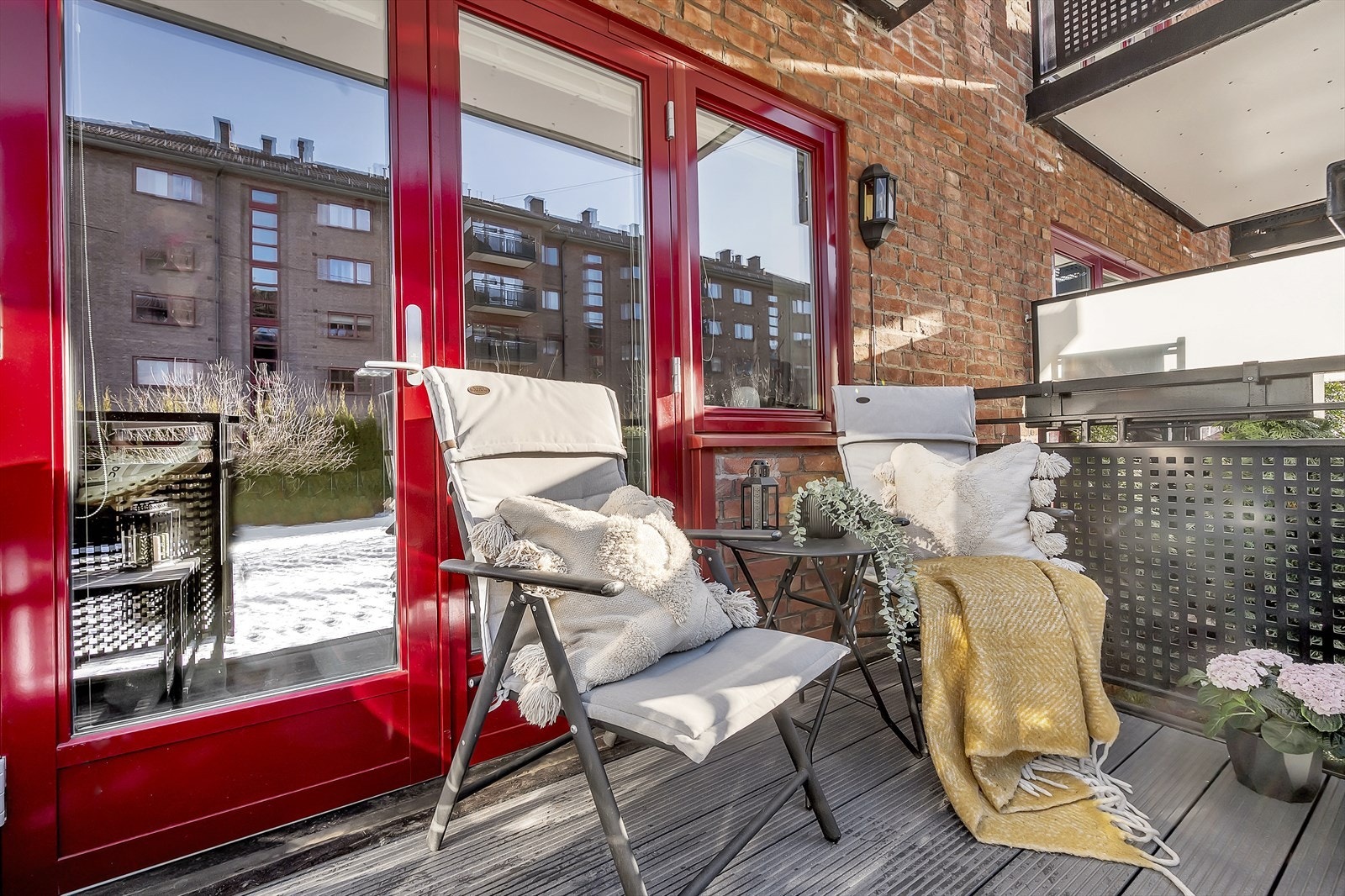 Her kan du enkelt skape en koselig uteoase med utemøbler, grønne planter og en gassgrill. Galleribilde