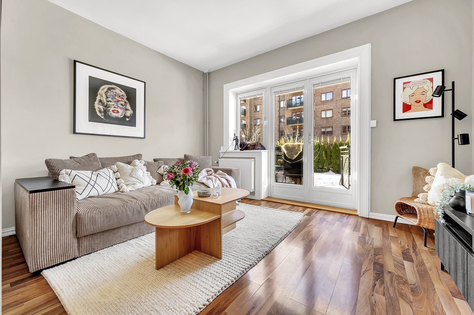 Den lyse og luftige stuen har store vindusflater som slipper inn rikelig med naturlig lys. Galleribilde